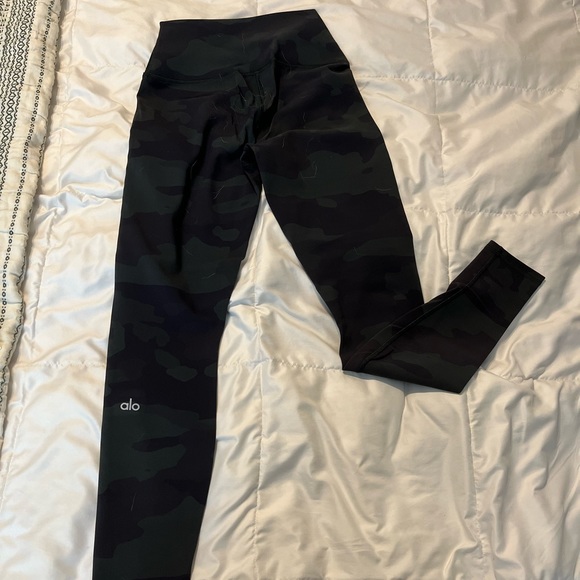 ALO High Waisted Camo Vapor Leggings - Picture 7 of 9